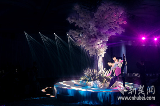 武漢婚禮秀趕早開場(chǎng)&ldquo;搶灘&rdquo;婚嫁旺季_荊楚網(wǎng)