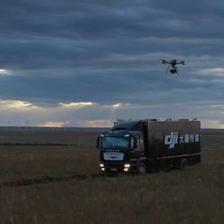 想拍電影?大疆STORM航拍平臺(tái)滿足你:完整的攝制組+卡車